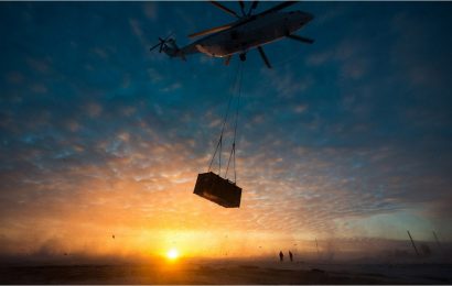 Вертолетная доставка (МИ-26) блока управления от ж/д станции Усинск до Южно-Шапкинского газовое месторождения, Россия.