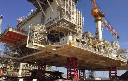 Части нефтяной оффшорной платформы из США в Баку, Азербайджан